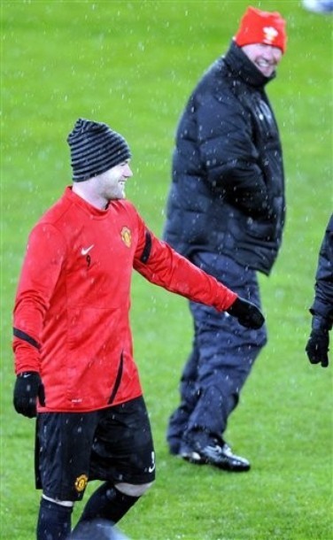 HLV Alex Ferguson và Wayne Rooney tỏ ra khá vui vẻ
